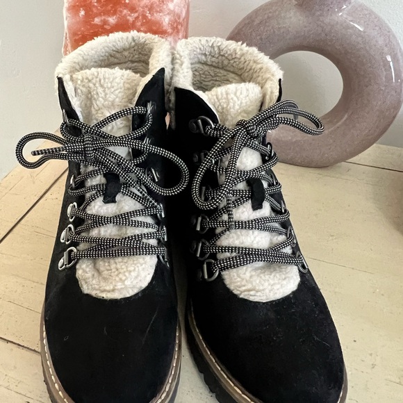 Size 7 1/2 - Picture 6 of 6